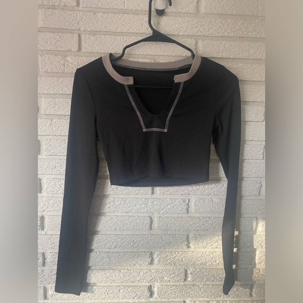 SHEIN BLACK AND GRAY LOW CROPPED LONG SLEEVE TOP